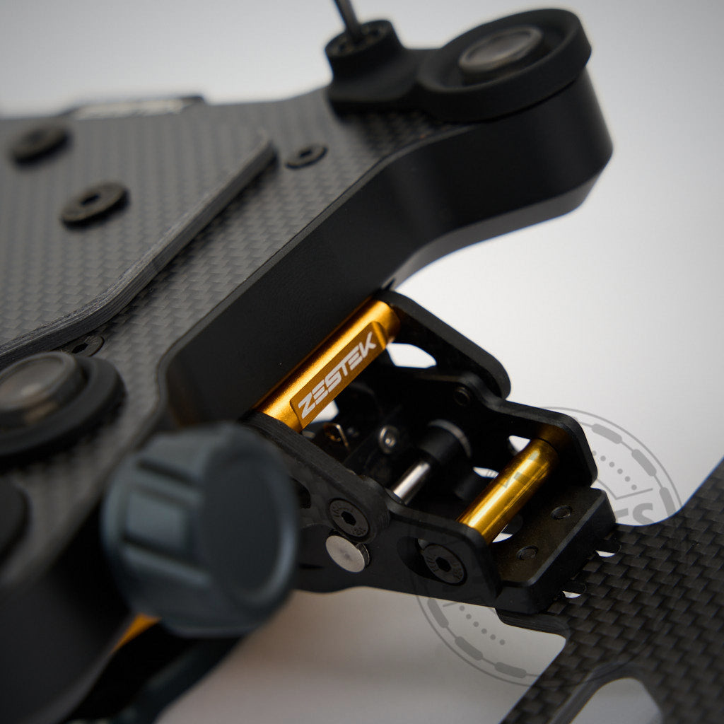 Nahaufnahme des 55Parts Exklusiv: Zestek Lenkrad HUB, entwickelt für alle BMW E-, F- und G-Serien sowie Toyota Yaris und Supra, mit einer goldenen Komponente mit ZESTEK-Marke und Präzisionsmetallbeschlägen.