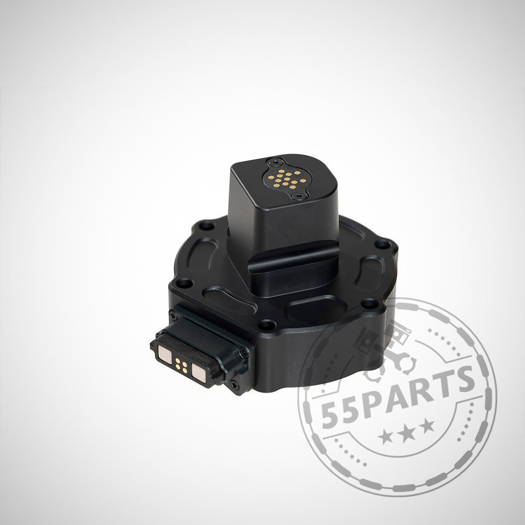 Der 55Parts Exklusiv: Zestek HUB Simracing Adapter, ein schwarzer elektronischer Sensor mit Anschlussstiften, wird auf einem hellen Hintergrund mit sichtbarem Wasserzeichen des Zestek Sim Rig Adapters angezeigt.