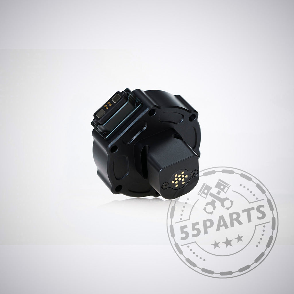 Der 55Parts Exklusiv: Zestek HUB Simracing Adapter, ein schwarzer elektronischer Sensor mit Anschlussstiften, wird auf einem hellen Hintergrund mit sichtbarem Wasserzeichen des Zestek Sim Rig Adapters angezeigt.