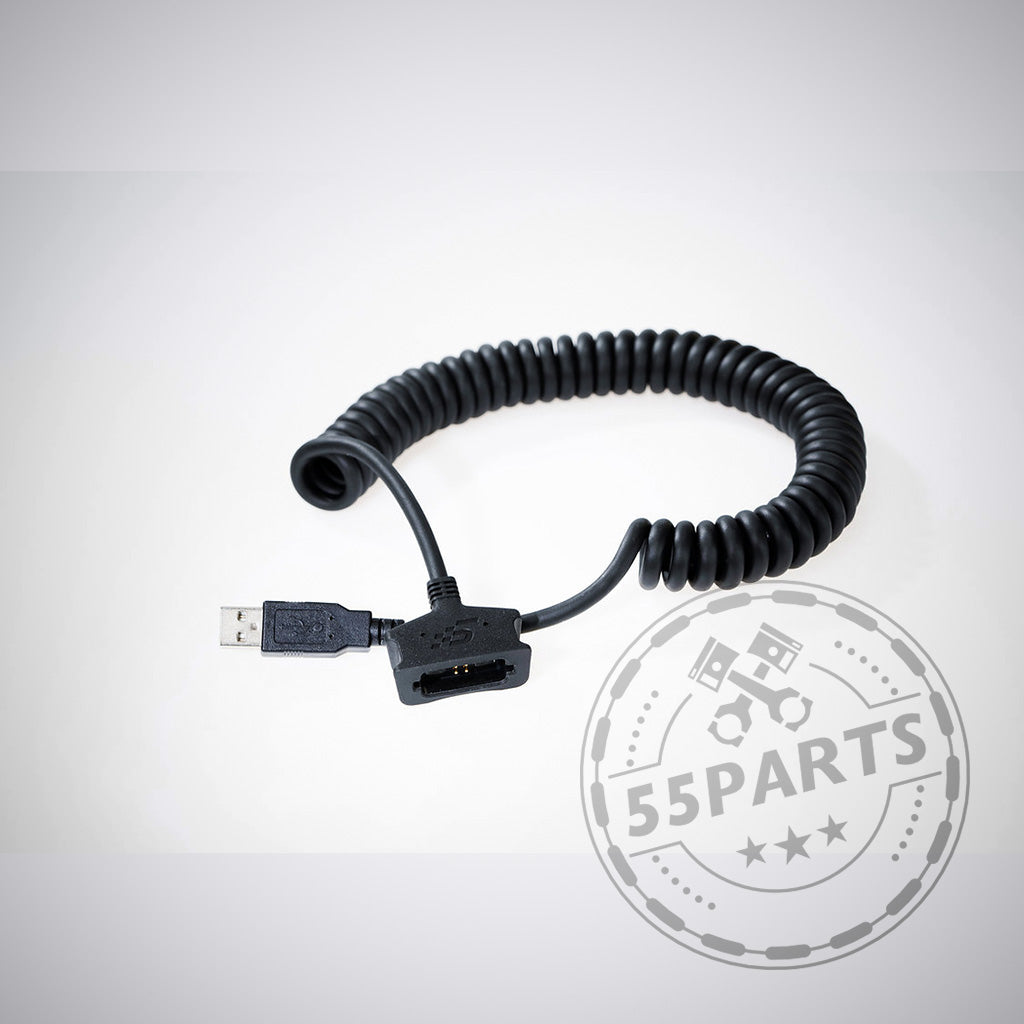 Gewickeltes schwarzes USB-Kabel mit proprietärem Anschluss für den 55Parts Exklusiv: Zestek HUB Simracing Adapter, abgebildet auf hellem Hintergrund – perfekt als Simracing-Adapter.