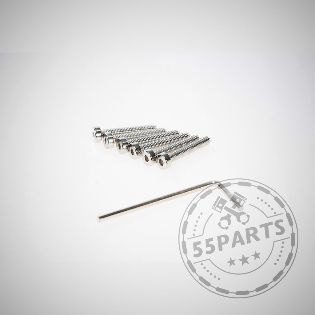 Sechs Metallschrauben und ein L-förmiger Inbusschlüssel sind auf einer weißen Oberfläche des 55Parts Exklusiv: Zestek HUB Simracing Adapter angeordnet und mit einem dezenten Wasserzeichen versehen.
