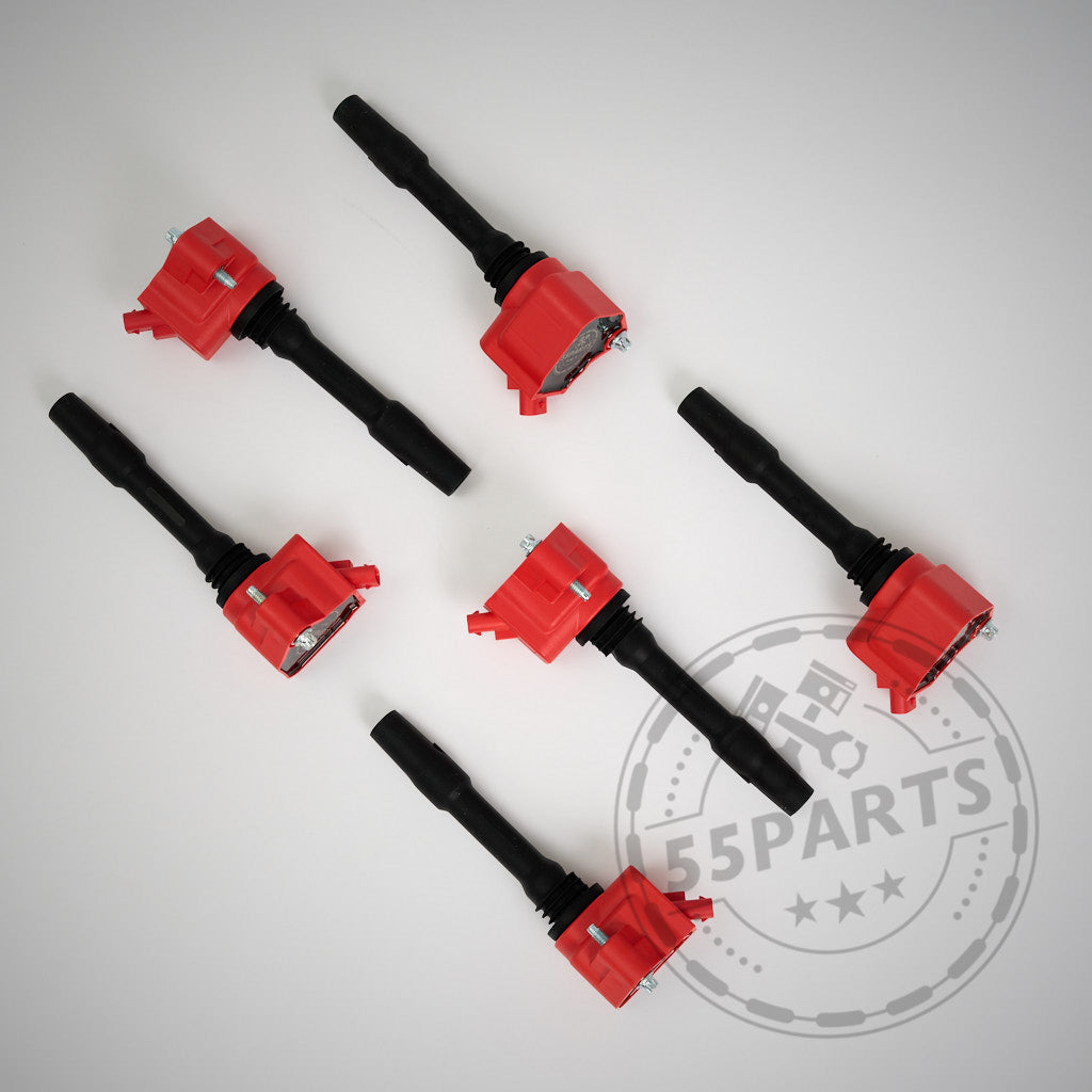 Sechs rote 55Parts Spezialzündspulen für die BMW F- und G-Serie mit B38-, B46-, B48-, B58- und S58-Motoren sind auf einer hellen Oberfläche mit einem schwachen 55Parts-Logo im Hintergrund angeordnet.