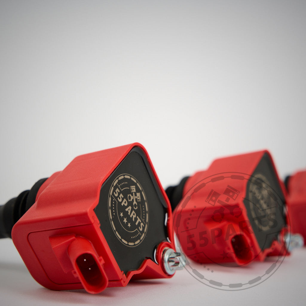 Nahaufnahme der roten 55Parts-Spezialzündspulen für die BMW F- und G-Serie mit B38-, B46-, B48-, B58- und S58-Motoren mit schwarzem Etikett auf weißem Untergrund – unerlässlich für optimalen Zündzeitpunkt und effiziente Motorleistung.