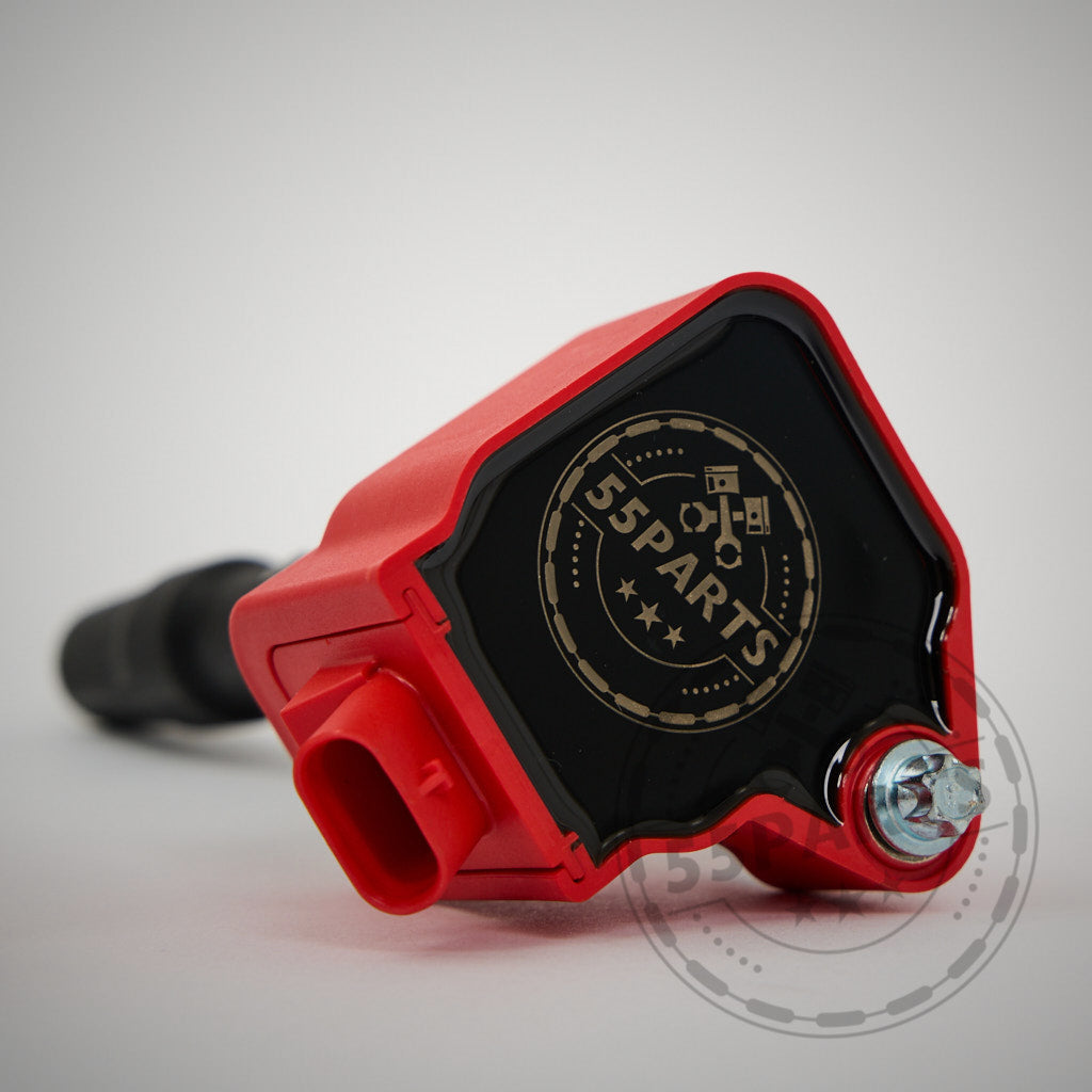 Die 55Parts Spezialzündspule für Fahrzeuge der BMW F- und G-Serie mit B38-, B46-, B48-, B58- und S58-Motoren verfügt über ein rotes Design mit schwarzen Akzenten und dem Zündspulen-Logo oben.