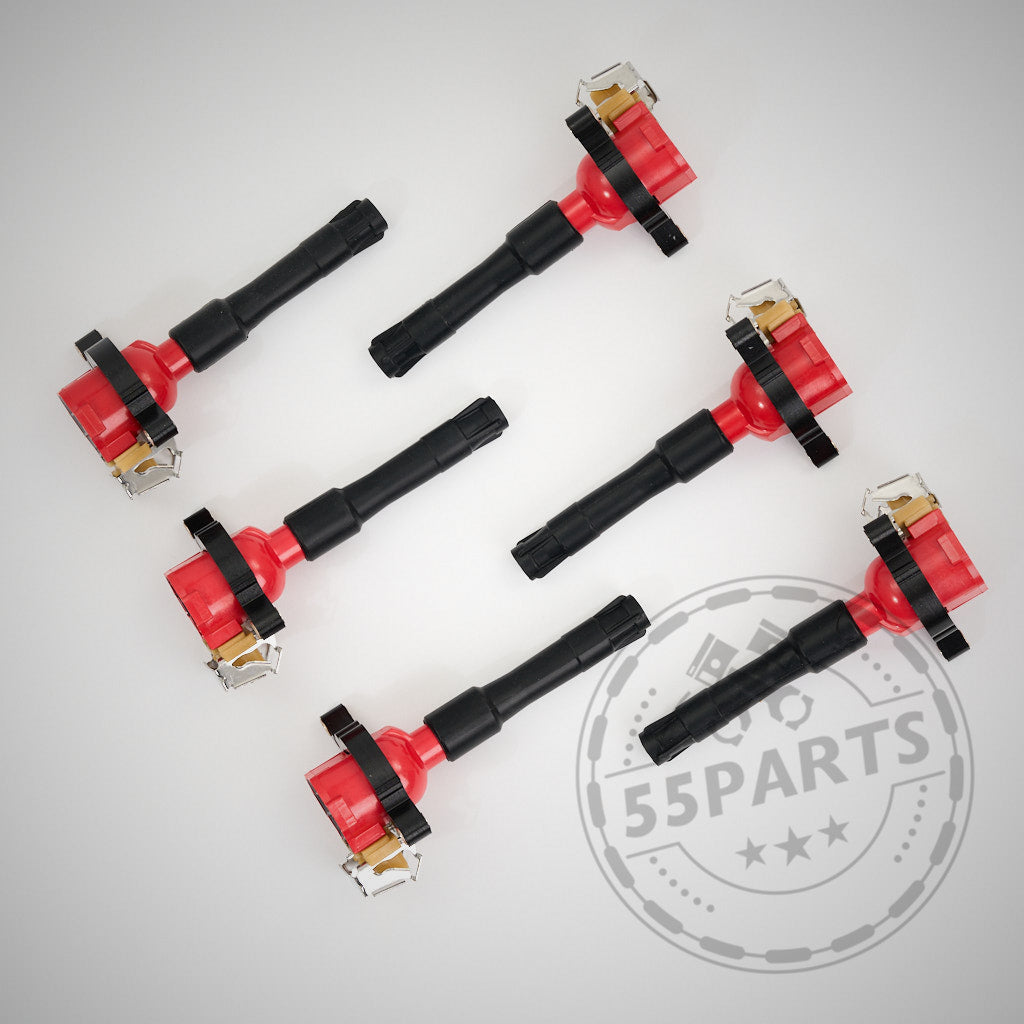 Fünf 55Parts Spezialzündspulen passend für BMW M52, M54, M62, M73, S52, S62 Motoren sind diagonal auf einem weißen Hintergrund mit einem 55Parts Logo-Wasserzeichen angeordnet.