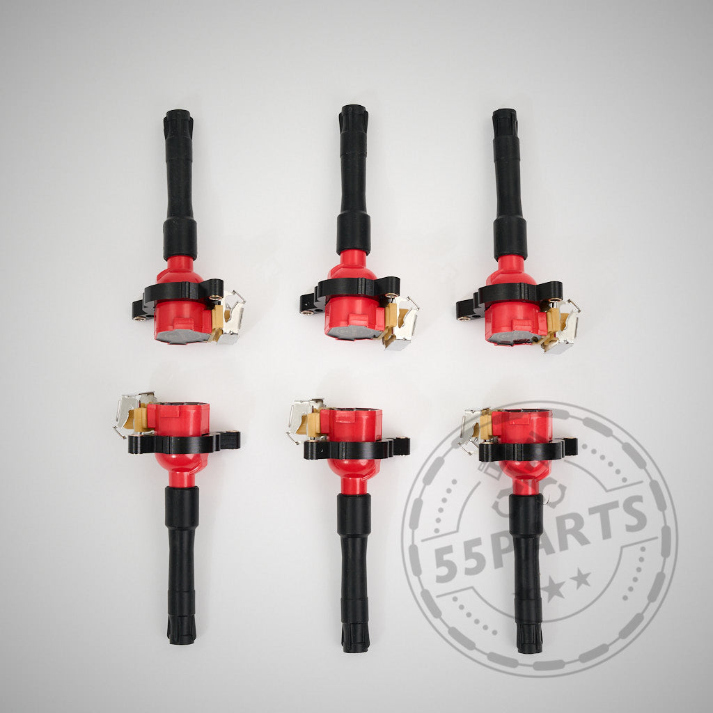 Sechs rot-schwarze 55Parts Spezialzündspulen passend für BMW M52-, M54-, M62-, M73-, S52-, S62-Motoren, angeordnet in zwei Reihen auf hellgrauem Hintergrund mit einem 55Parts-Wasserzeichen.