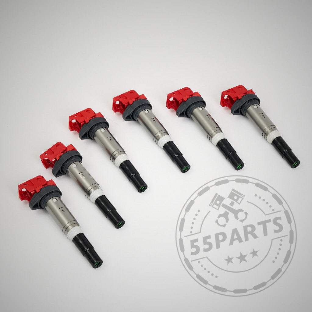 Nahaufnahme der 55Parts-Spezialzündspulen passend für BMW M54, N13, N14, N18, N20, N45, N46, N52, N54, N55, N62, N63, S54 und S55 E/F-Serie; mit rot/schwarzem Design mit ★55 und unscharfem 55Parts-Logo im Hintergrund.