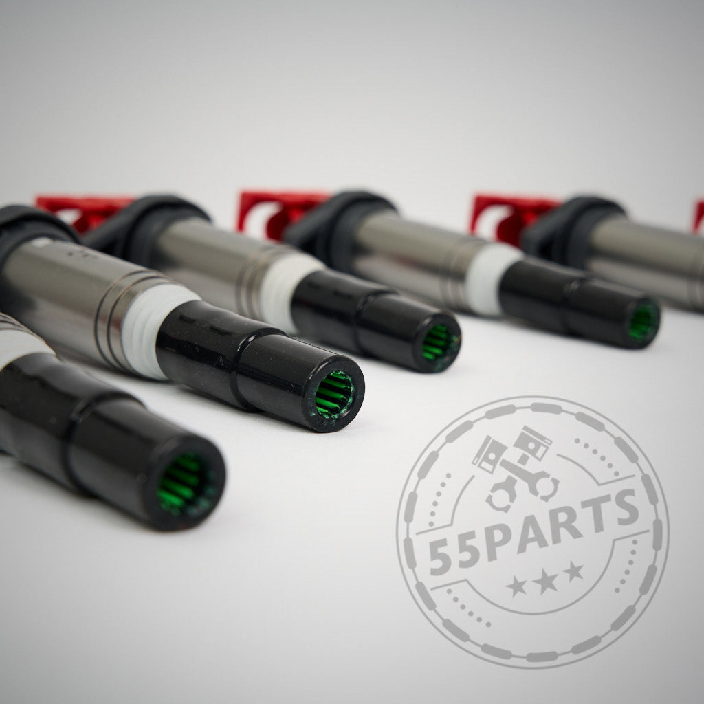 Vier 55Parts Spezialzündspulen passend für BMW M- und S-Serienmotoren mit grünen Spitzen sind so ausgerichtet, dass sie die optimierte Leistung hervorheben. Im Vordergrund ist ein Wasserzeichen mit dem 55Parts-Logo zu sehen.