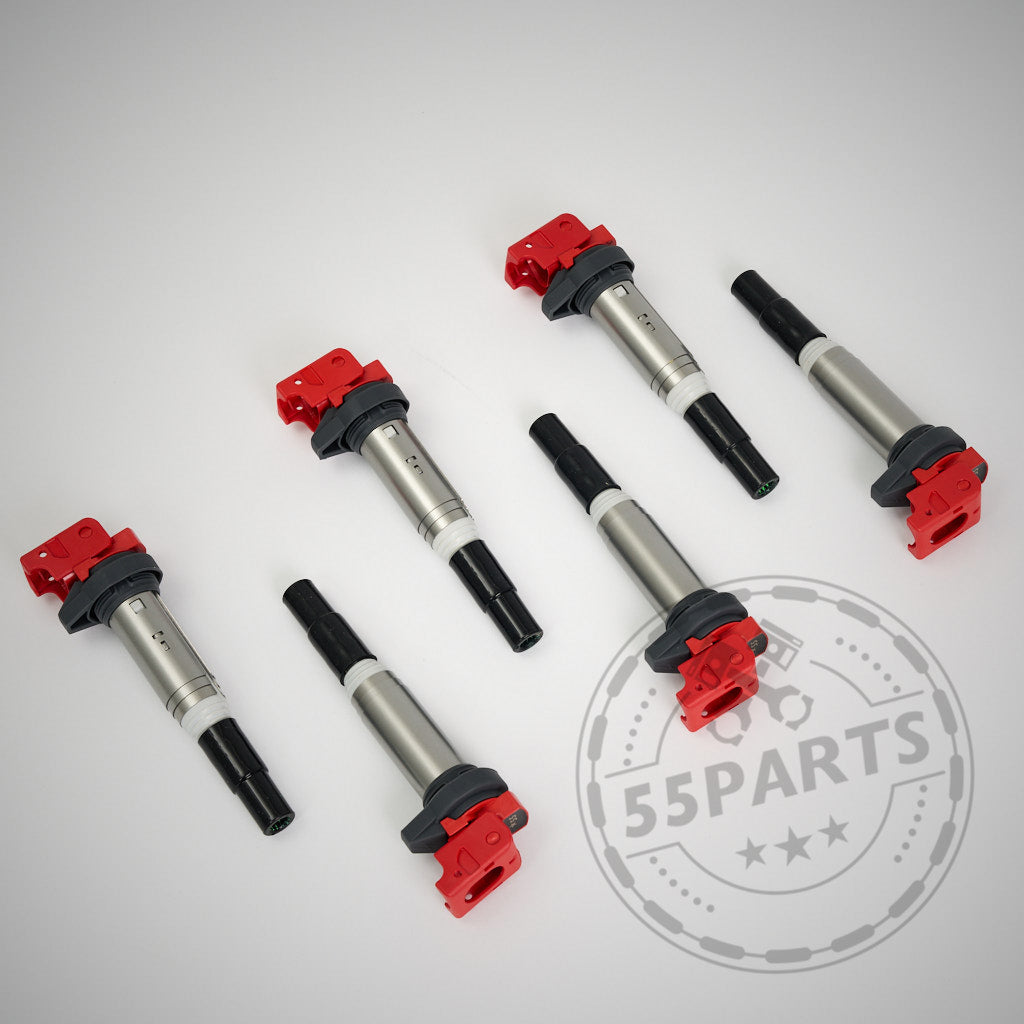 Sechs 55Parts Spezialzündspulen mit roten Spitzen passend für BMW M54, N13, N14, N18, N20, N45, N46, N52, N54, N55, N62, N63, S54 & S55 (E/F-Serie), dargestellt auf einem einfarbigen Hintergrund für optimierte und verbesserte Leistung.