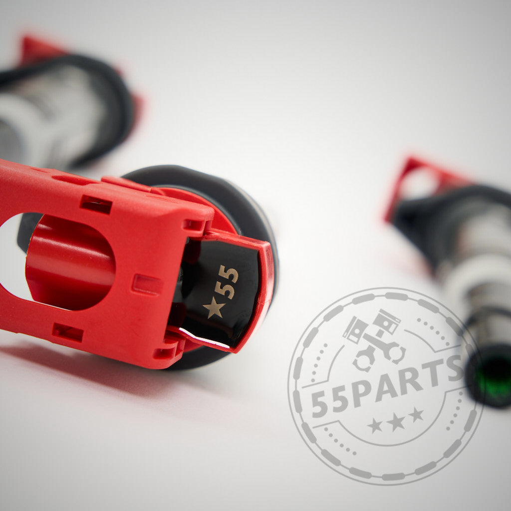 Nahaufnahme der 55Parts-Spezialzündspulen passend für BMW M54, N13, N14, N18, N20, N45, N46, N52, N54, N55, N62, N63, S54 und S55 E/F-Serie; mit rot/schwarzem Design mit ★55 und unscharfem 55Parts-Logo im Hintergrund.