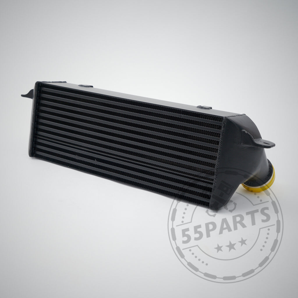 55Teile Upgrade Ladeluftkühler passend für BMW E8x E9x 118D 120D 123D 320D N47, schwarz mit gelben Endkappen, ideal für FBO Setup, auf hellem grauen Hintergrund abgebildet.