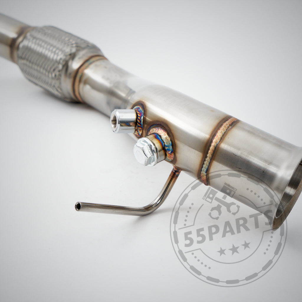 Nahaufnahme einer 55Parts Catless Katlose-Downpipe (DPF-Entfernung) passend für BMW 116d, 118d, 120d, 123d, 318d, 320d und 520d E-Serie N47 mit Schweißverbindungen und Anschlüssen auf weißem Hintergrund.