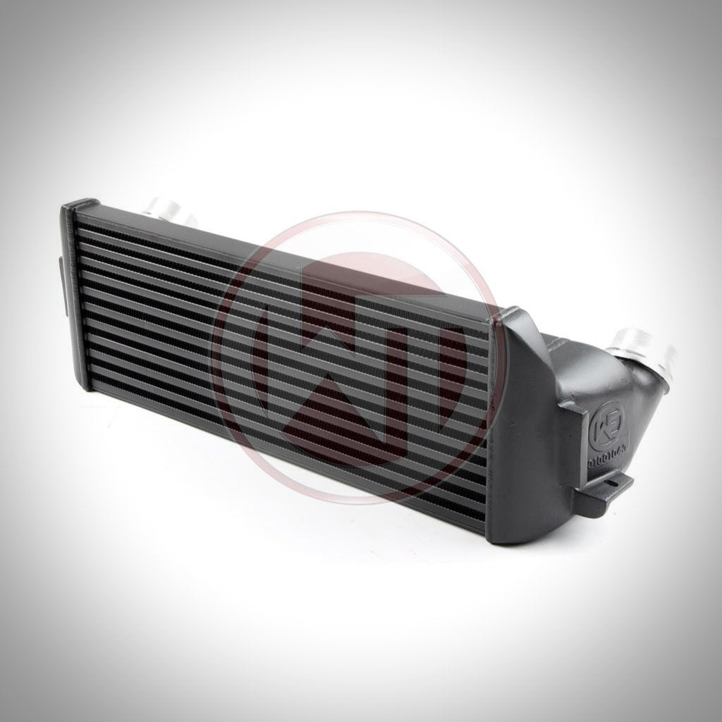 Der Wagner Tuning Evo 1 Competition Ladeluftkühler passend für BMW F2x, F3x verfügt über Aluminium-Endkästen und ist auf weißem Hintergrund abgebildet.