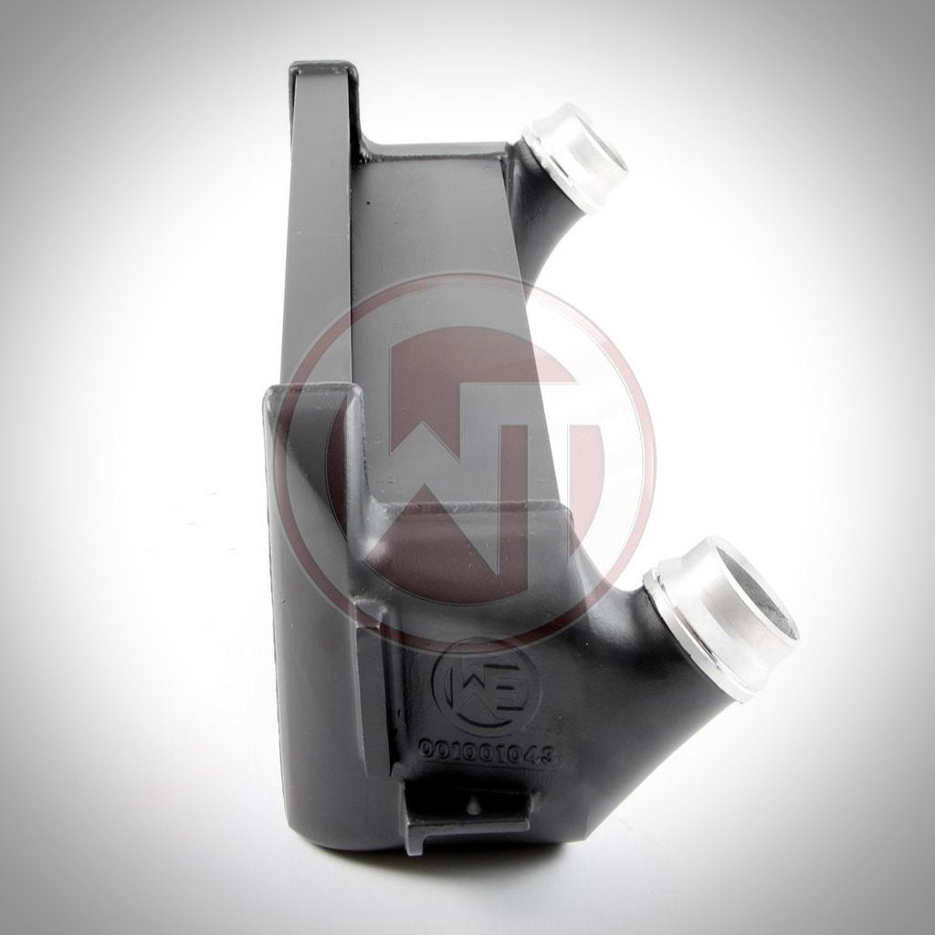 Der Wagner Tuning Evo 1 Competition Ladeluftkühler, passend für BMW F2x/F3x, verfügt über abgewinkelte silberne Einlass-/Auslassrohre – perfekt für Ihr FBO-Setup.