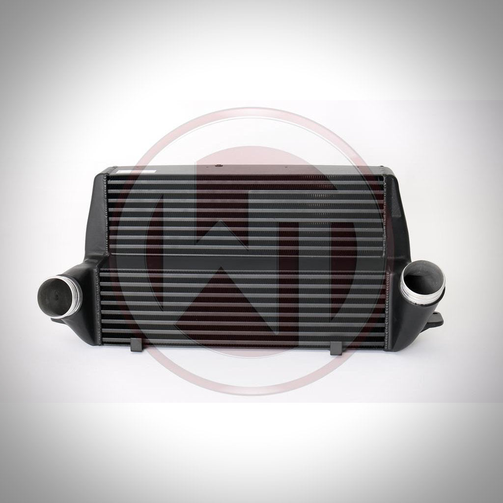 Vorderansicht des Wagner Tuning Evo 3 Ladeluftkühlers passend für BMW 135i, 1er M Coupé und 335i(x) N54/N55 E-Serie mit zwei seitlichen Einlass-/Auslassrohren vor weißem Hintergrund.