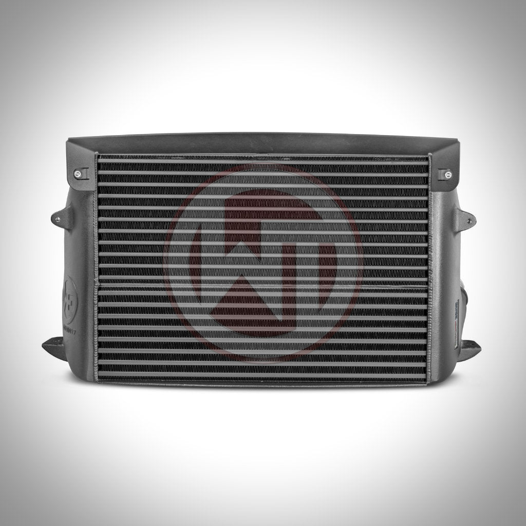 Der Wagner Tuning Evo 3 Competition Ladeluftkühler passend für BMW F2x, F87 N55, mit Metalllamellen, ist von vorne auf einem weißen Hintergrund mit Farbverlauf abgebildet.