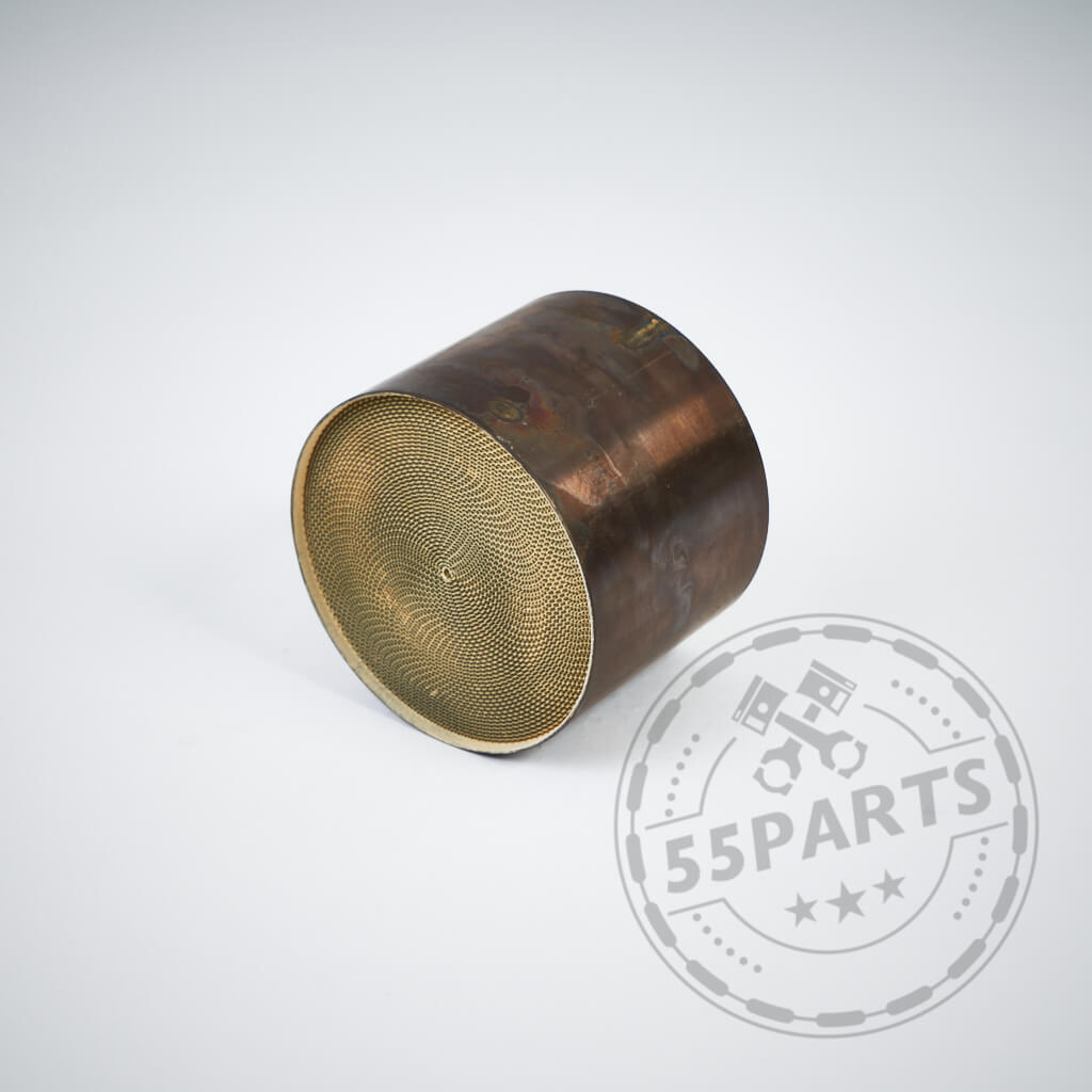 Ein zylindrisches 55Parts-Special: Universeller 300 Zellen Euro 6 Katalysator (300 Zeller) für eine strömungsoptimierte Abgasanlage auf weißem Hintergrund mit einem 55Parts-Wasserzeichen.