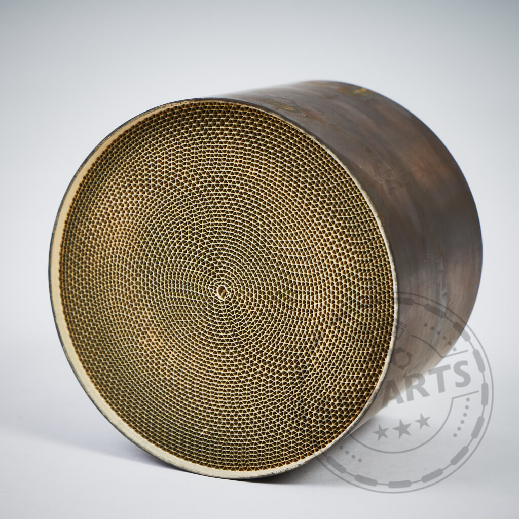 Eine Nahaufnahme des 55Parts Special: Universeller 300 Zellen Euro 6 Katalysator, ein zylindrischer Metallkatalysator (300 Zeller), auf hellem Hintergrund.