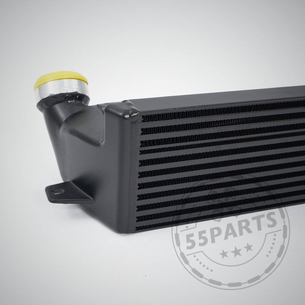 Schwarzer Upgrade-Ladeluftkühler passend für BMW 325d, 330d, 335d M57 mit gelben Endkappen, abgebildet auf hellem Hintergrund. Ideales Tuningteil für mehr Leistung.