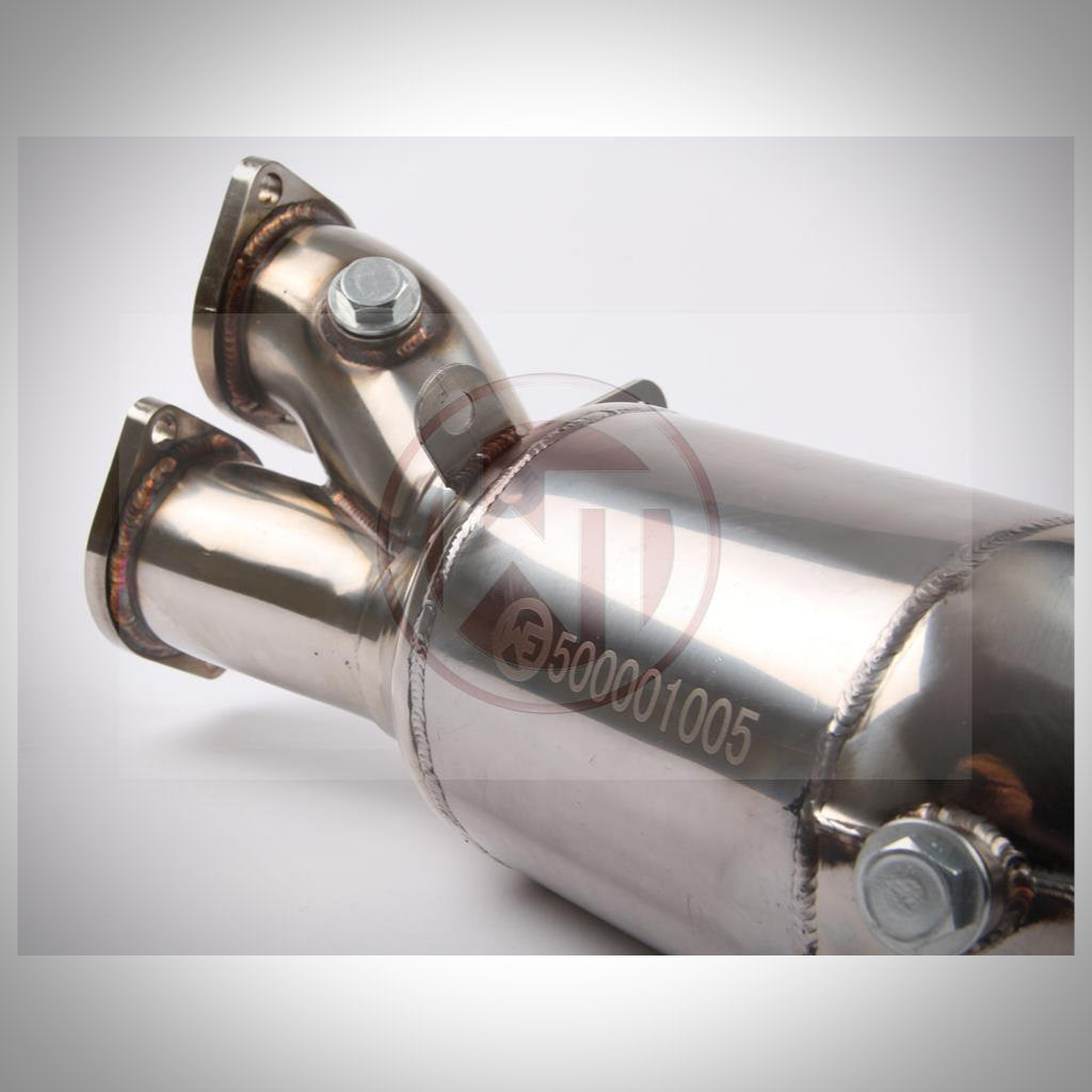 Nahaufnahme der Wagner Tuning High Flow Downpipe mit 200-Zellen-Katalysator passend für BMW 135i, 335i(x) N55 E-Serie, mit Schrauben, Seriennummer und strömungsoptimiertem Design für verbesserte Leistung.