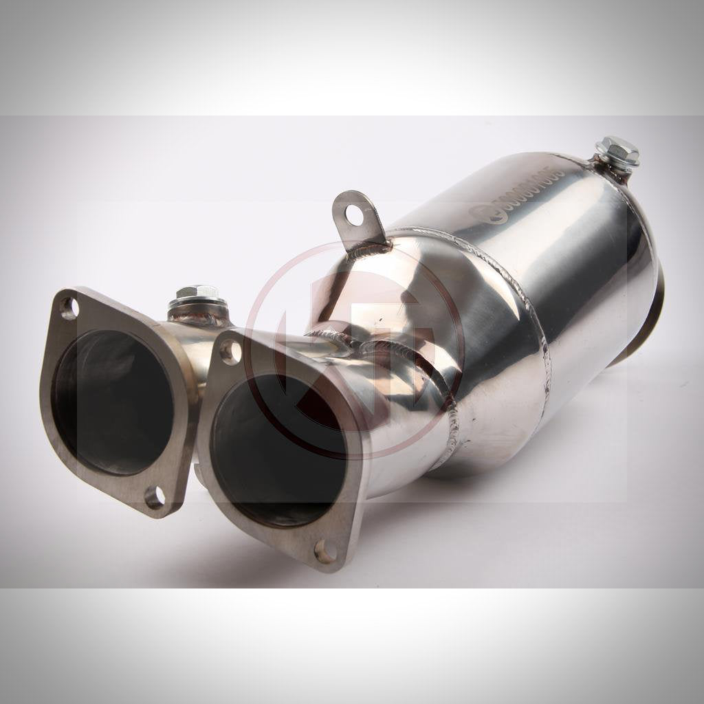 Das Wagner Tuning High Flow Downpipe mit 200-Zeller-Katalysator, entwickelt für die BMW 135i, 335i(x) N55 E-Serie, verfügt über zwei Einlassrohre und Befestigungsflansche, dargestellt auf weißem Hintergrund.