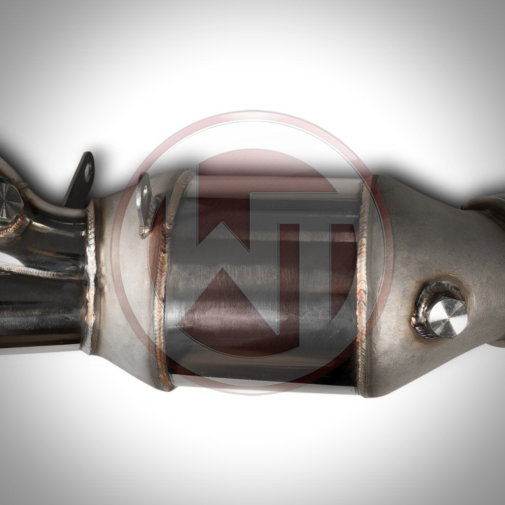 Nahaufnahme der Wagner Tuning High Flow Downpipe mit 200-Zeller-Katalysator passend für BMW 135i, 335i(x) N55 E-Serie, dargestellt vor einem einfachen Hintergrund mit Farbverlauf.
