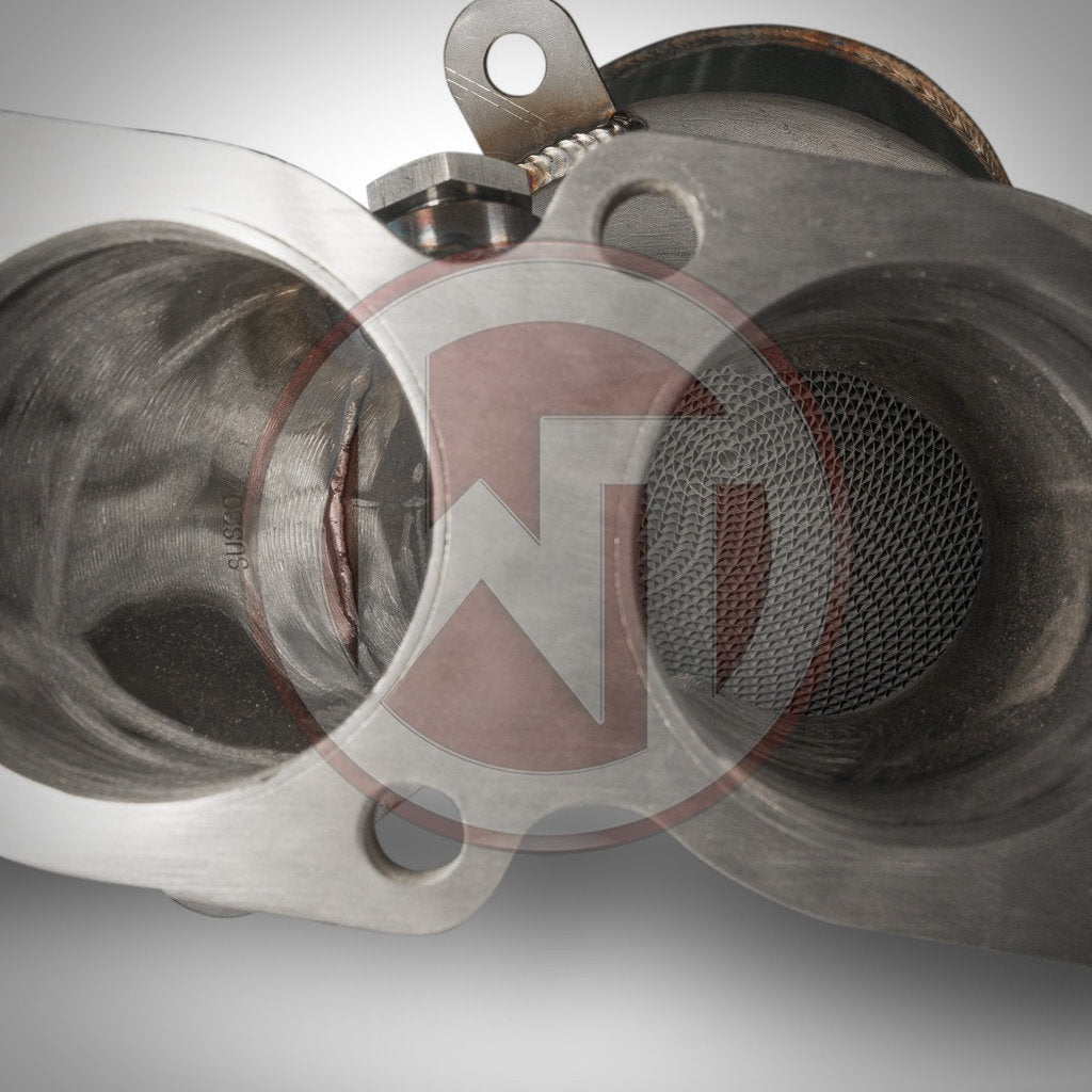 Nahaufnahme der Wagner Tuning High Flow Downpipe mit 200-Zellen-Katalysator passend für BMW 135i, 335i(x) N55 E-Serie, mit sichtbarem Netzfilter im Inneren.