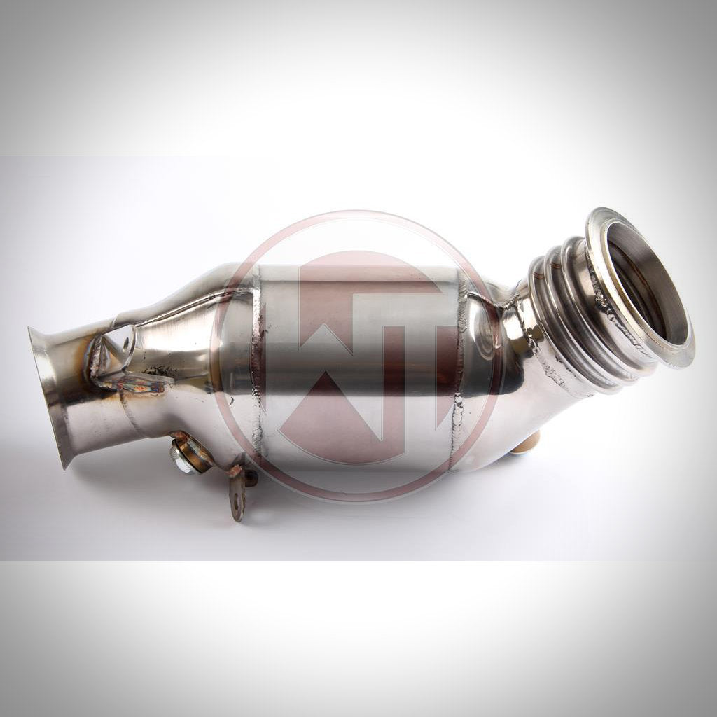 Die Wagner Tuning 3" Downpipe mit 200-Zellen Kat, gerippt und gebördelt, passt passend für BMW M135i, 335i(x), 435i(x) N55 F-Serie bis 06/2013; Abbildung auf weißem Hintergrund.