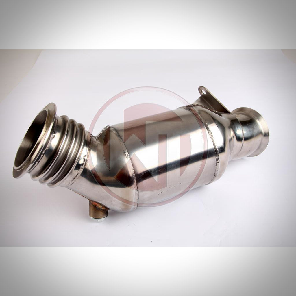 Auf weißem Hintergrund ist eine 3" Wagner Tuning Downpipe mit 200-Zellen-Kat passend für BMW M135i, 335i(x), 435i(x) N55 F-Serie (bis 06/2013) abgebildet.