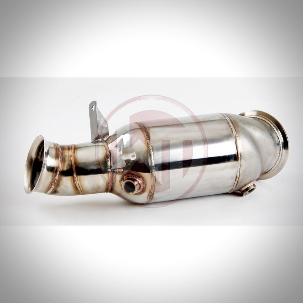 Die 4" Wagner Downpipe mit 300 Zellen Kat passend für BMW M135i, M235i, M2, 335i(x) N55 F-Serie (ab 07/2013), inklusive Schweißspuren und Befestigungswinkeln, ist auf weißem Untergrund abgebildet. Marke: Wagner Tuning.