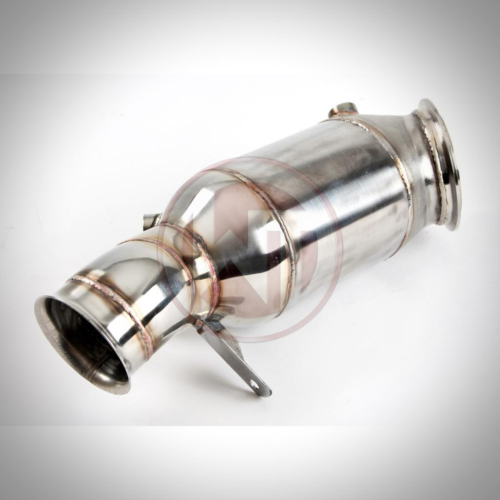 Die 4" Wagner Downpipe mit 300 Zellen Kat passend für BMW M135i, M235i, M2, 335i(x) N55 F-Serie (ab 07/2013), inklusive Schweißspuren und Befestigungswinkeln, ist auf weißem Untergrund abgebildet. Marke: Wagner Tuning.