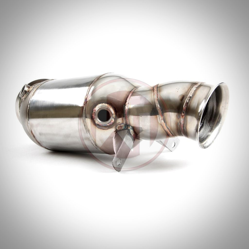 Die Wagner Tuning 4" Zoll Downpipe mit 300 Zeller Kat, kompatibel mit BMW M135i, M235i, M2, 335i(x) N55 F-Serie (ab 07/2013), verfügt über Schweißnähte, Montagehalterungen und Downpipe-Anschlüsse auf weißem Hintergrund.