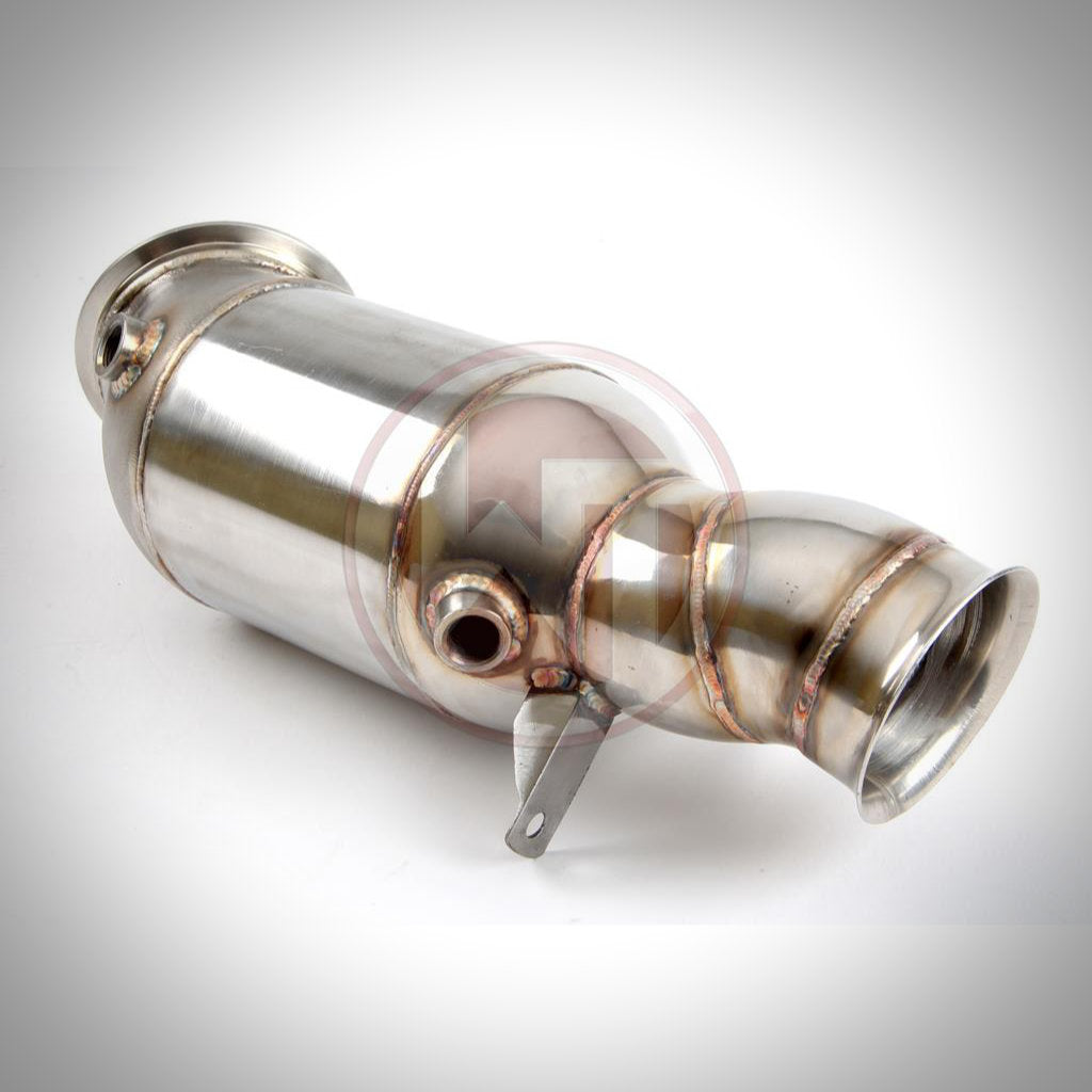 Die Wagner Tuning 4" Downpipe mit 300-Zellen-Katalysator verfügt über Schweißnähte, eine Montagehalterung und passt für die Modelle der BMW M135i, M235i, M2 und 335i(x) N55 F-Serie ab 07/2013.