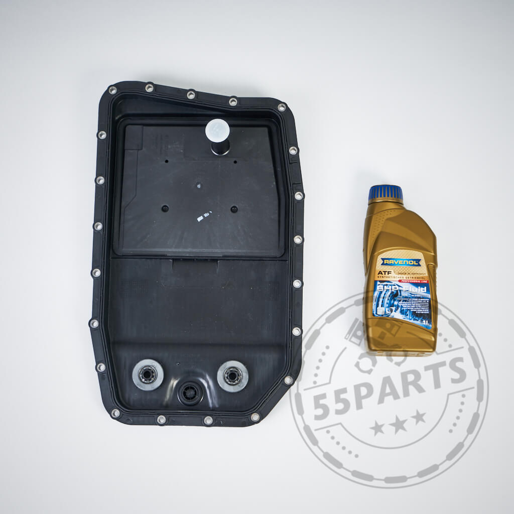 Eine schwarze Getriebeölwanne und eine Flasche Getriebeöl auf weißem Hintergrund – perfekt als Getriebeölwechsel-Set für optimale Schmierung.