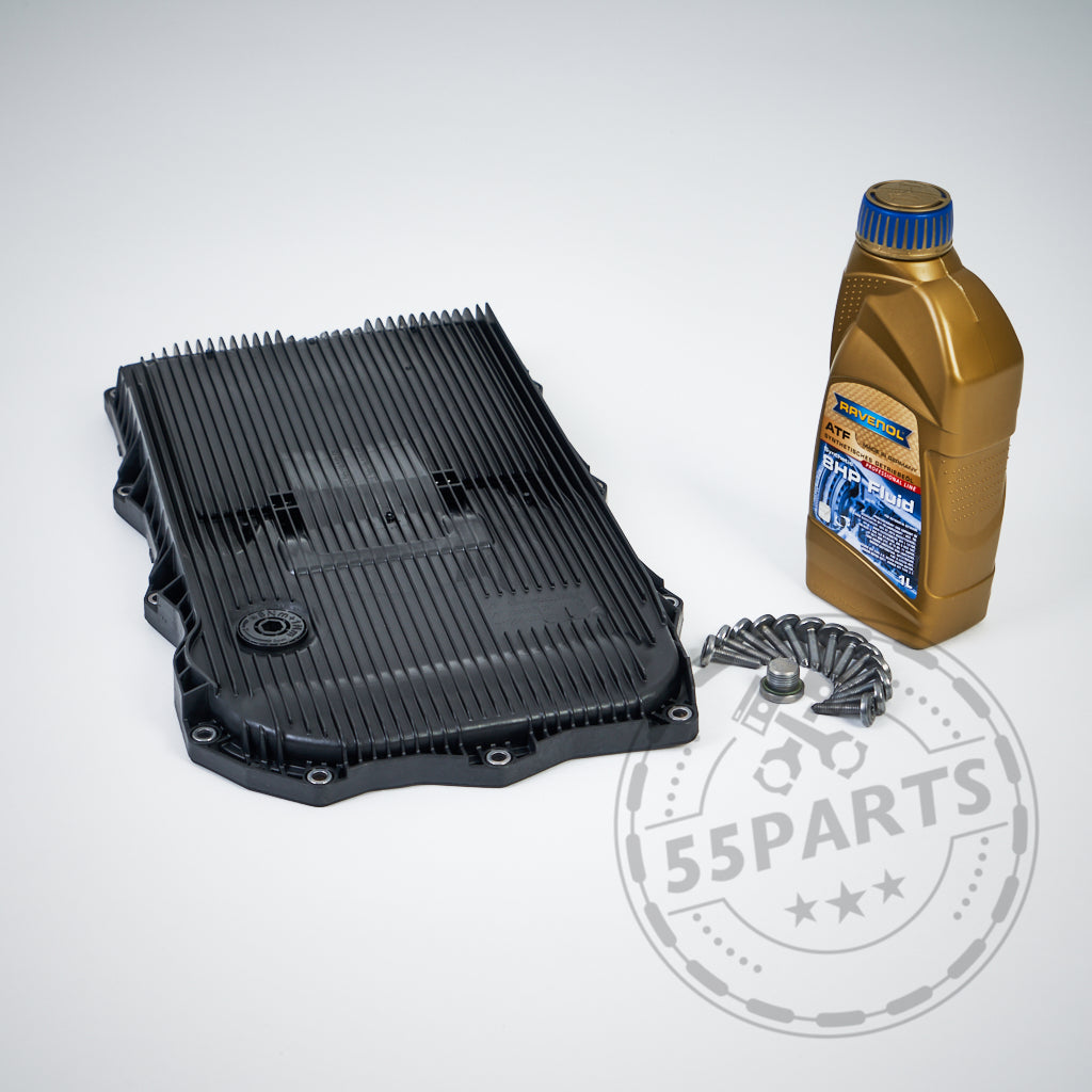 Das 55Parts Getriebeölwechsel-Set umfasst eine schwarze Getriebeölwanne, Schrauben und eine ATF-Flüssigkeitsflasche auf weißem Hintergrund – perfekt für Ölwechsel-Sets und zur Gewährleistung einer optimalen Schmierung.