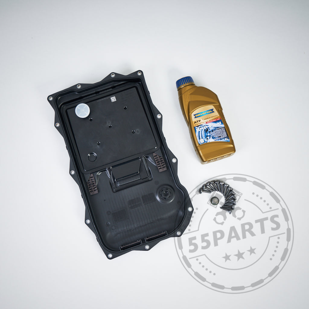 Eine schwarze Getriebeölwanne, eine goldene Flasche 55Parts Getriebeöl und kleine Zahnräder auf Weiß mit dem 55Parts Logo. Perfekt für das Getriebeölwechsel-Set und zum Schutz vor Verschleiß.