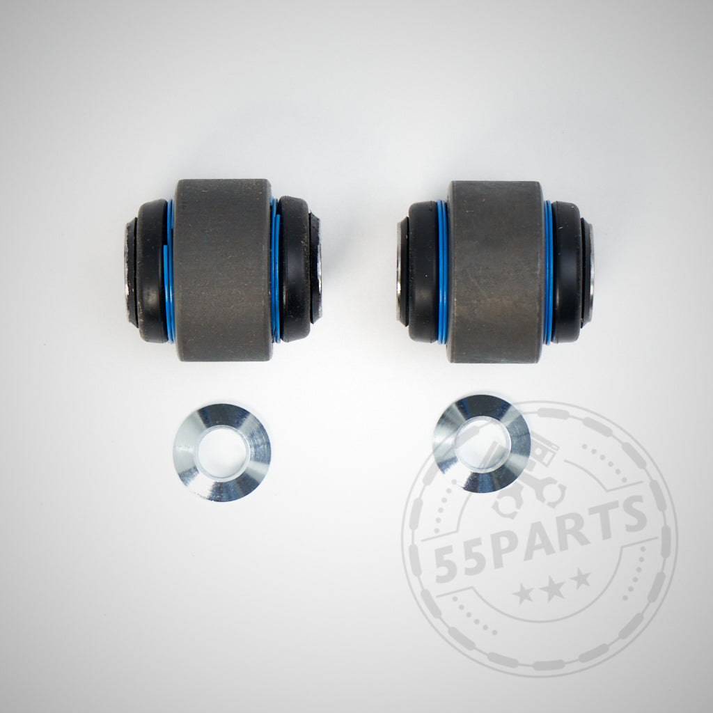 Das 55Parts NoFlex Lagerkit passend für BMW 1er E8x, 3er E9x beinhaltet zwei zylindrische Buchsen mit blauen Ringen und zwei Metallscheiben, ausgelegt für originale Quer-/Sturzlenker- und Führungslenker-Achslagerungen. Abbildung auf weißem Hintergrund.