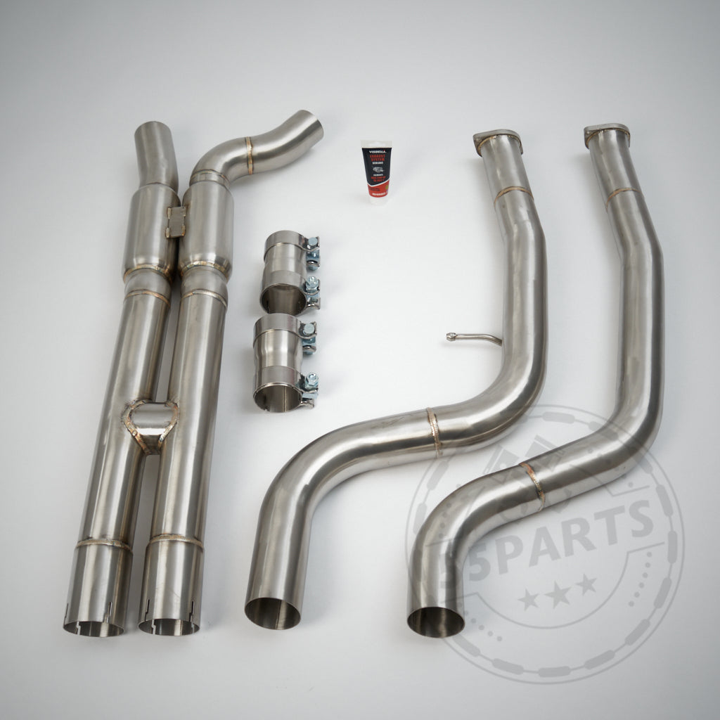 High Flow Midpipe ohne OPF und Kats, passend für BMW M2 Competition, inklusive Schellen und Montagepaste, auf weißem Hintergrund.