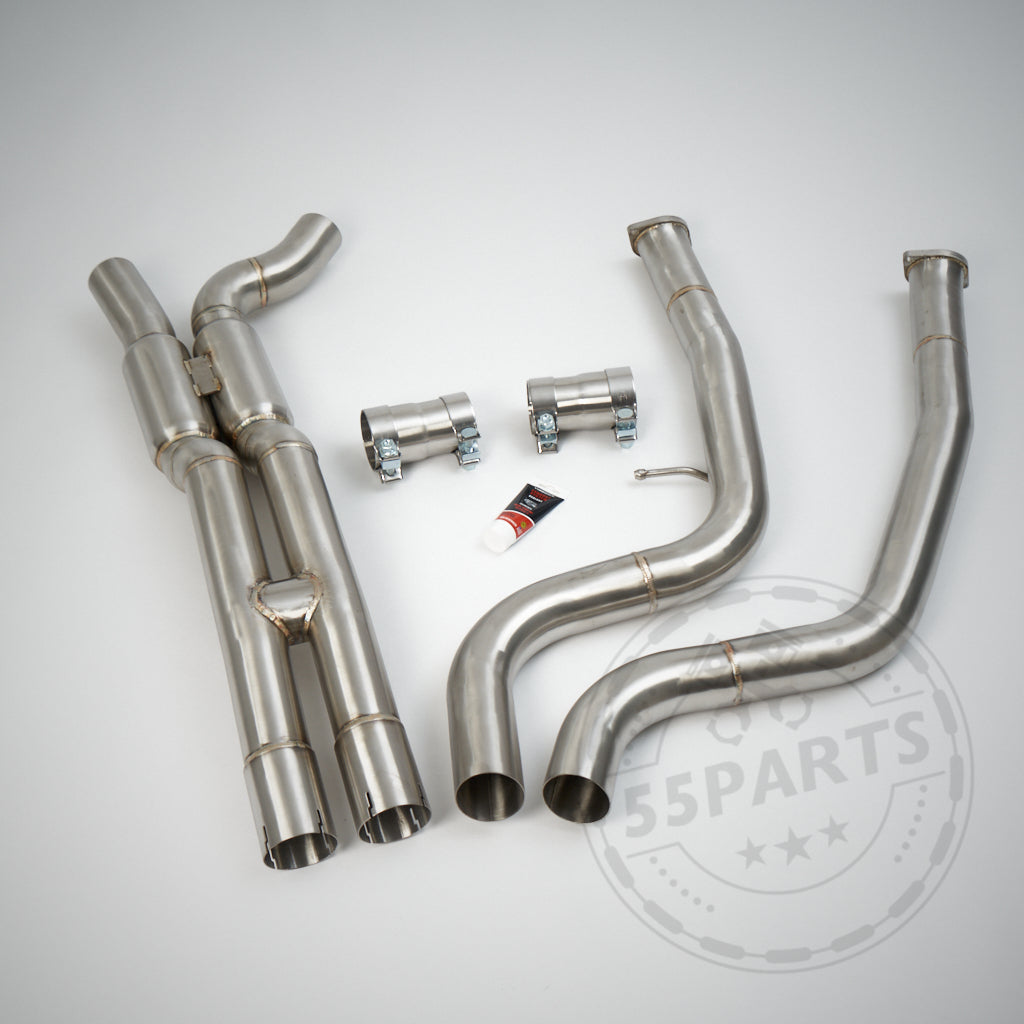 High Flow Midpipe ohne OPF und Kats passend für BMW M2 Competition, inklusive Klemmen, Dichtmittel und Schraubenschlüssel, abgebildet auf grauem Hintergrund.