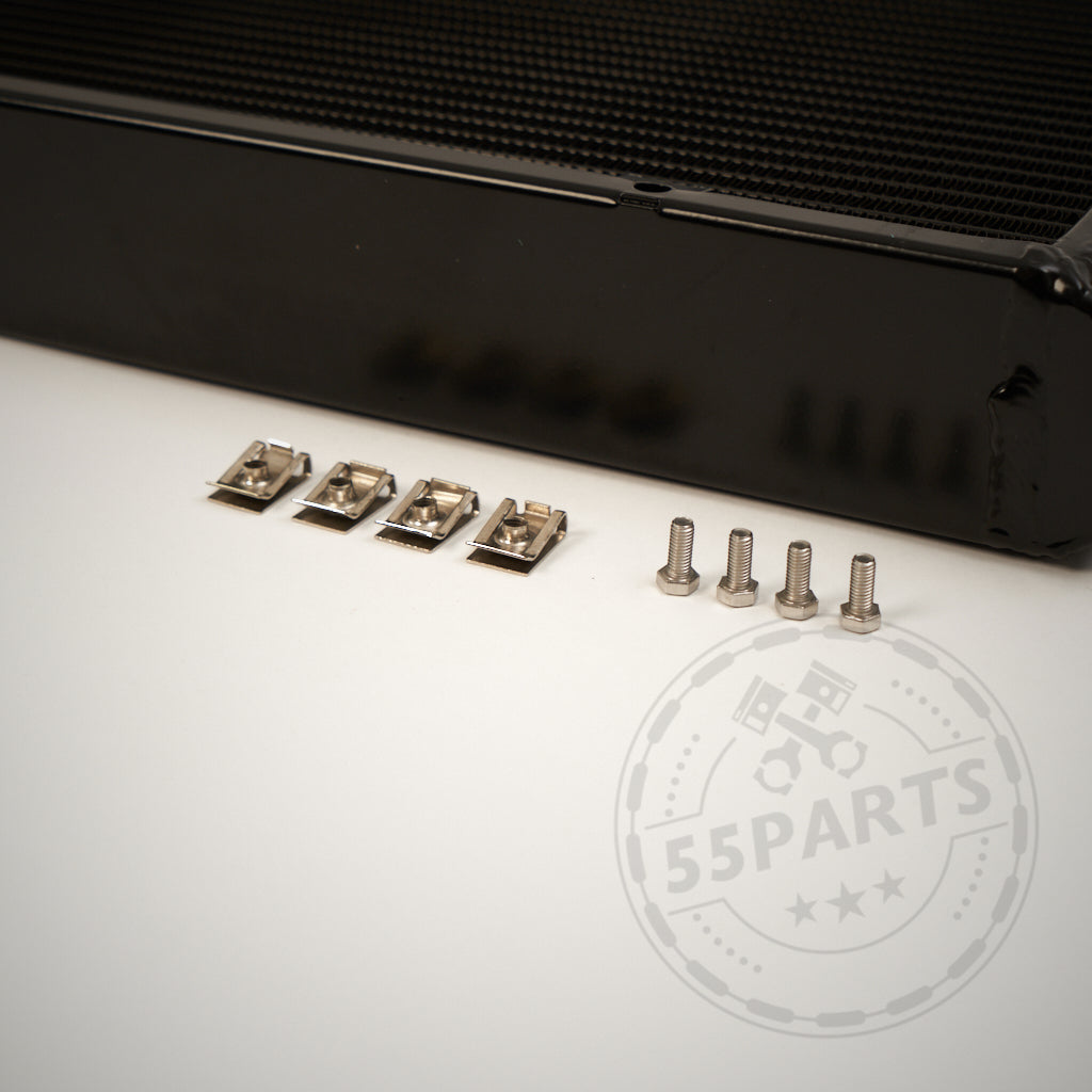 Vor einem schwarzen 55Parts Aluminium Upgrade Kühlmittelkühler, Wasserkühler Ladeluftkreislauf passend für BMW M2 Competition, M3, M4 S55 sind vier Metallklammern und vier Schrauben auf einer weißen Fläche mit dem 55Parts Logo abgebildet.