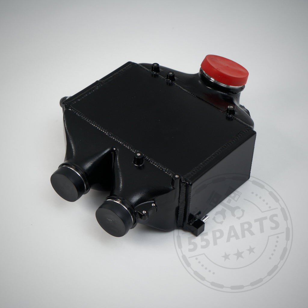 55Parts Aluminium-Upgrade-Ladeluftkühler passend für BMW M2 Competition, M3 und M4 S55, abgebildet in Schwarz mit roter Kappe, zwei Anschlüssen und einem dezenten 55Parts-Wasserzeichen auf weißem Hintergrund.
