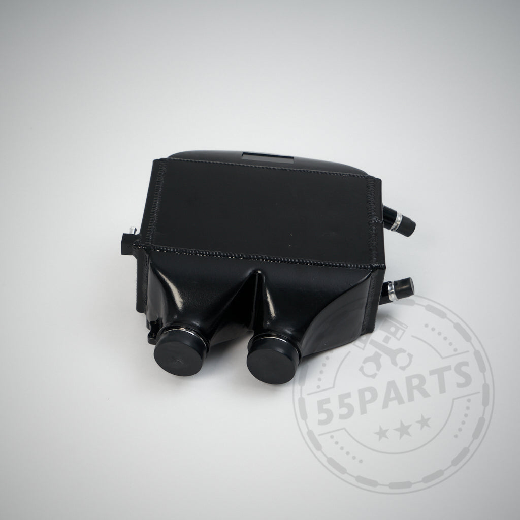 Schwarzer Aluminium-Ladeluftkühler passend für BMW M2 Competition, M3 und M4 S55. Abgebildet mit zwei runden Kappen auf hellem Hintergrund mit 55Parts-Wasserzeichen. Teil des Wasser-Ladeluftsystems oder als Downpipe verwendbar.