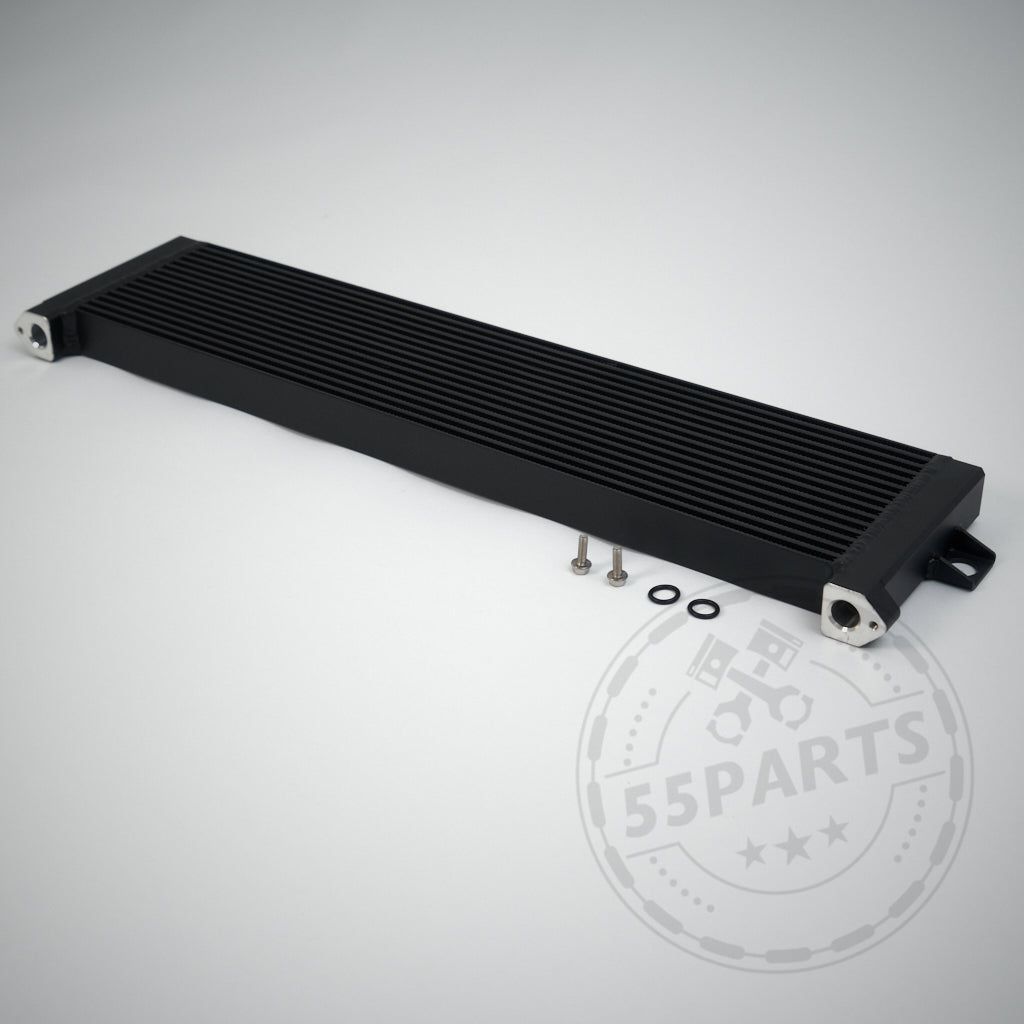 Schwarzer rechteckiger Upgrade-Ölkühler passend für BMW M2 Competition, M3, M4 S55 mit Schrauben und Unterlegscheiben auf weißem Hintergrund und dem 55Parts Logo-Wasserzeichen. Ideal für eine effiziente Kühlung des Motors.