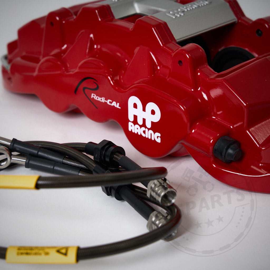 Das 55Parts Special: AP Racing Radi-CAL CP8520 6-Kolben 370x36mm Big Brake Kit für Straßeneinsatz, abgebildet mit rotem Bremssattel und Stahlflexbremsleitungen passend für BMW, ist ideal zum Aufrüsten von Serienbremsen und auf weißem Hintergrund dargestellt.
