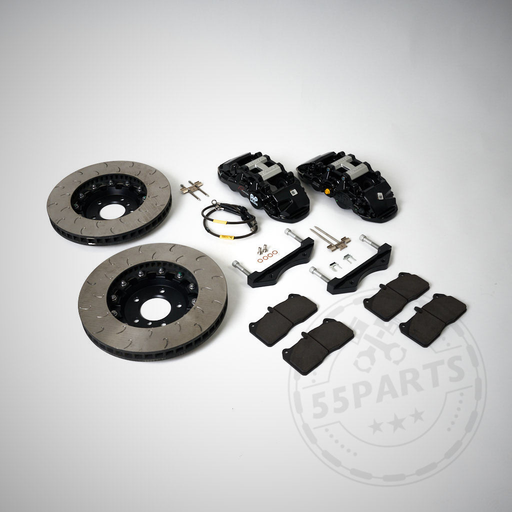 Ein 55Parts-Special: AP Racing Radi-CAL CP8520 6-Kolben 370 x 36 mm Big Brake Kit für den Straßeneinsatz wird auf einem schlichten weißen Hintergrund angezeigt und zeigt Rotoren, Bremssättel, Bremsbeläge und Hardware passend für BMW-Modelle.