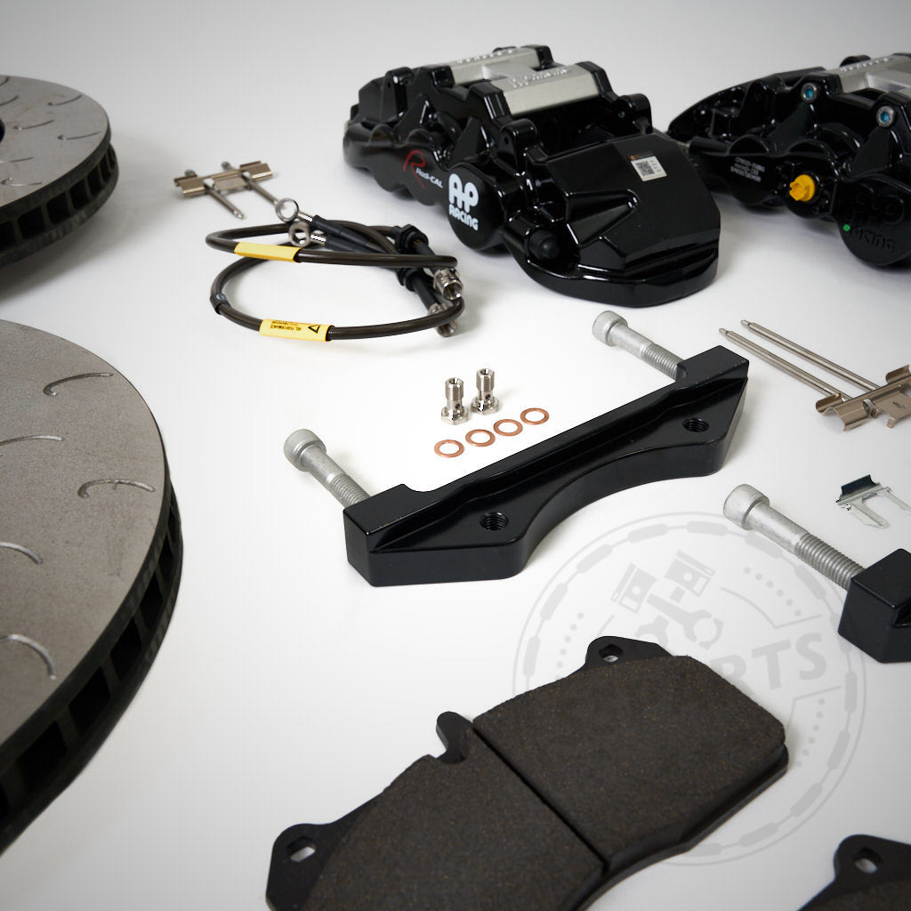 Das 55Parts-Special: AP Racing Radi-CAL CP8520 6-Kolben 370 x 36 mm Big Brake Kit für den Straßeneinsatz mit Bremssätteln, Bremsbelägen, Rotoren und Hardware passend für BMW-Modelle wird auf einer weißen Oberfläche angezeigt.