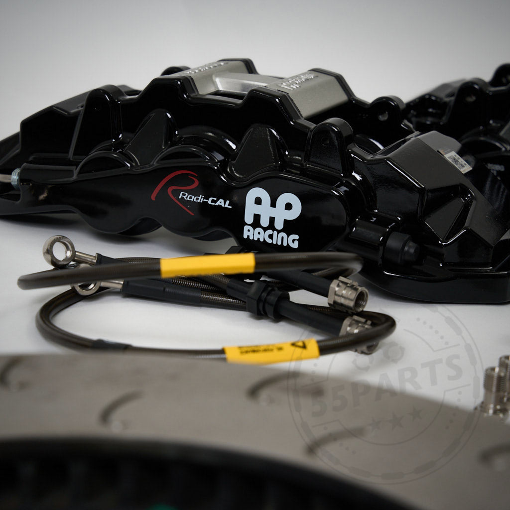 Das 55Parts-Special: AP Racing Radi-CAL CP8520 6-Kolben 370x36mm Big Brake Kit für den Straßeneinsatz wird auf einer weißen Oberfläche präsentiert, ideal zum Aufrüsten der Bremsen Ihres BMW.