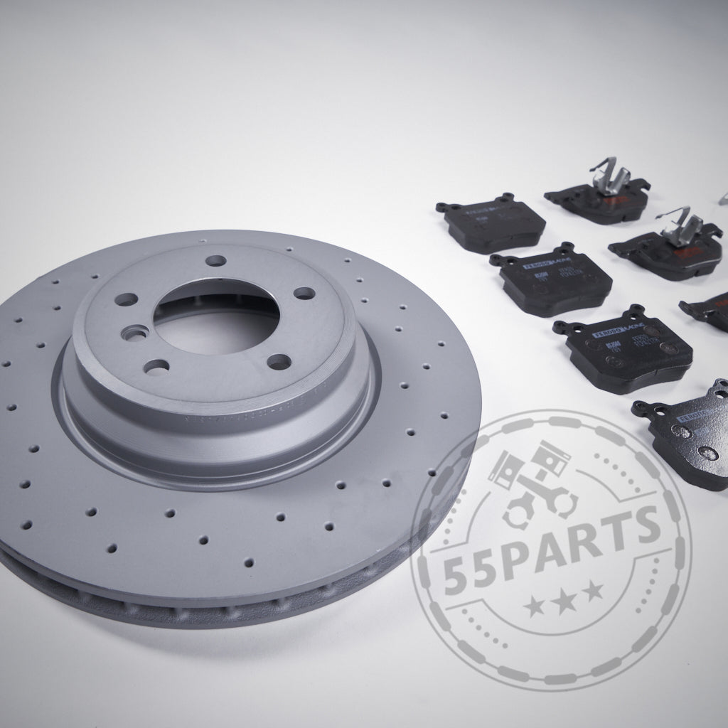 Ein 55Parts Special: Bremsen (Upgrade) Set Vorderachse passend für BMW 3er E9x 335i, mit gebohrter Bremsscheibe und mehreren Bremsbelägen auf hellem Untergrund, ideal für Rennstrecke oder als Upgrade zu Serienbremsen.