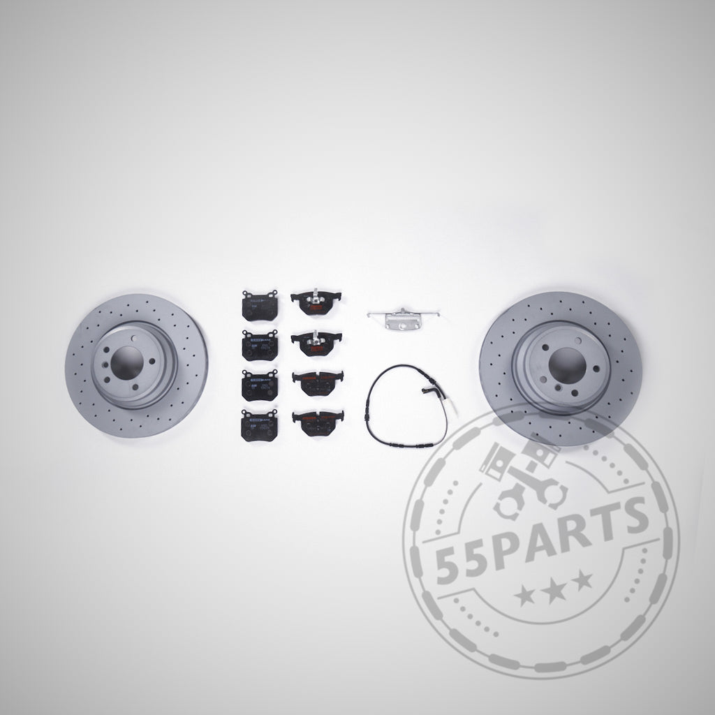 Das 55Parts Special: Bremsen (Upgrade) Set Vorderachse passend für BMW 3er E9x 335i umfasst zwei gebohrte Rotoren, Bremsbeläge, ein Sensorkabel und ein Metallteil auf hellgrauem Hintergrund – perfekt für Upgrades über Serienbremsen- oder Rennstrecken-Setups hinaus.