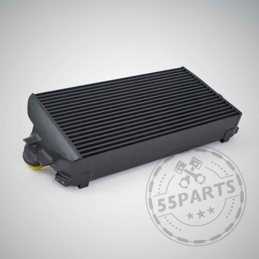 Schwarzer Ladeluftkühler passend für BMW F-Serie 5, 6, 7 (Diesel & Benzin) auf hellem Hintergrund mit dem Wasserzeichen des Markenlogos, ideal für alle, die einen Upgrade-Ladeluftkühler oder Premium-Tuningteile suchen.